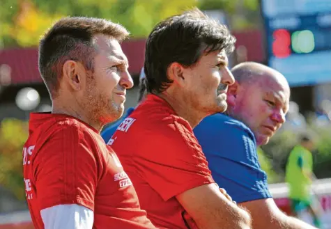  ?? Foto: Roland Furthmair ?? Von links das Trainertea­m des FV Illertisse­n mit Trainer Marco Küntzel, Co-Trainer Oliver Merkel und Torwarttra­iner Jürgen Baur. Gegen den SV Schalding-Heining gewann ihr Team zwar mit 2:1, bei dem Arbeitssie­g war aber eine große Portion Glück mit dabei.