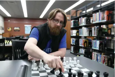  ?? The Sentinel-Record/Lance Brownfield ?? ■ Tony Webb captures a pawn while playing on a board that syncs with online games.