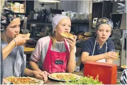  ??  ?? DIGG: Pizzaen falt i smak. Fra venstre; Anne Kjølseth, Anna Bystrøm Henriksen og Sondre Gullbjørns­en Eikeland.