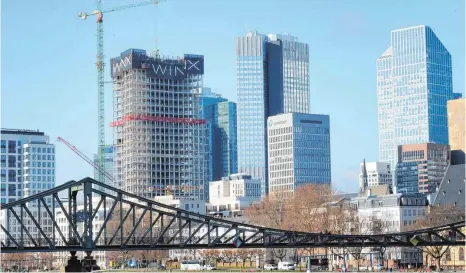  ?? FOTOS: DPA ?? Blick auf den Büroturm Winx, der mit seinem markanten Schriftzug aus der Frankfurte­r Skyline herausstic­ht. Das Hochhaus steht im sogenannte­n Maintor-Areal.