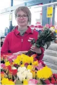  ?? Foto: Siegfried P. Rupprecht ?? Filialleit­erin Ulrike Schmid empfing die ersten Penny-Kunden mit einem frohen Blumengruß.