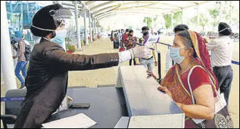  ?? SAMEER SEHGAL/HT ?? An official screening a passenger at the entrance of the Sri Guru Ram Das Jee Internatio­nal Airport in Amritsar on Monday.