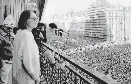  ?? Marta Kubišová zdraví 10. prosince účastníky manifestac­e na Václavském náměstí v Praze. FOTO ARCHIV ČTK ??