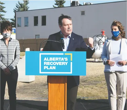  ?? Chris Schwa rz / Government of Alberta ?? Alberta Premier Jason Kenney, Energy Minister Sonya Savage and Associate Minister of Natural Gas and Electricit­y
Dale Nally announced in Edmonton on Tuesday a strategy to grow and expand the natural gas sector.