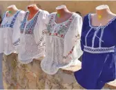  ??  ?? Le chemisier roumain traditionn­el.