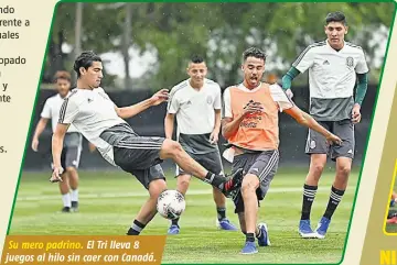  ??  ?? Su mero padrino. El Tri lleva 8 juegos al hilo sin caer con Canadá.