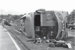  ??  ?? TERBABAS: Sebuah bas ekspres Kota Kinabalu-Tawau terbabas dan terbalik di Batu 15 Jalan Apas Tawau.
