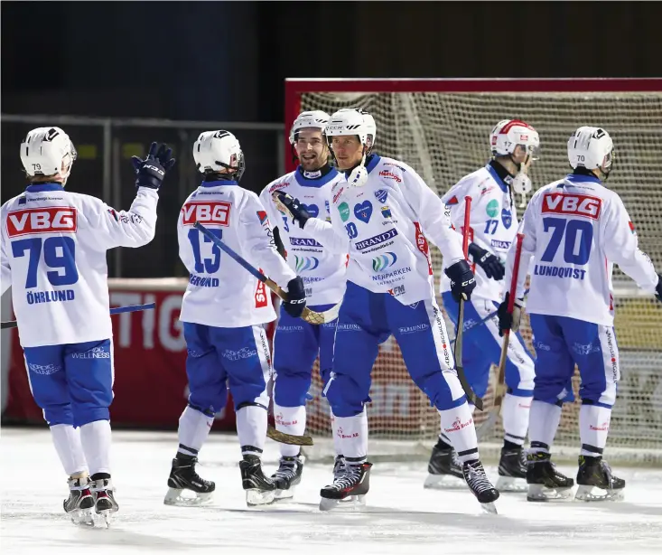  ??  ?? Det var stor glädje hos Juho Liukkonen, Simon Blomqvist och resten av Ifk-gänget efter att domaren blåst av matchen på Studentern­as.