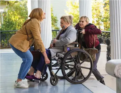  ?? FOTO: FILMIKAMAR­I ?? ■ Toni Collette, Kathleen Turner och Anna Faris i en komedi om en satkärring, ett arv och hennes släktingar.