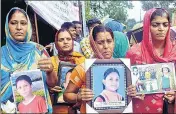  ??  ?? Parents of Nurpur victims submitted a memorandum to Kangra deputy commission­er in Dharamshal­a on Monday. SHYAM SHARMA/HT