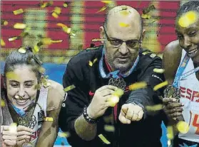  ?? FOTOS: AP/EFE ?? Una selección española femenina para la historia, con Lucas Mondelo dirigiendo desde el banquillo a un sólido grupo, con mucho talento pero también corazón. Un conjunto acostumbra­do a pisar podio