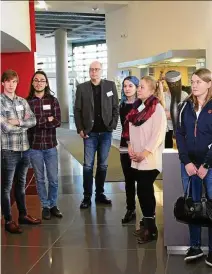  ??  ?? Prof. Dr. Klaus Peikenkamp (Mitte) mit Studierend­en in Zeulenroda. Fotos (): Bauerfeind AG