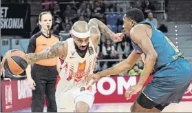  ?? FOTO: EFE ?? Lorenzo Brown trata de superar a Christon.
El Baskonia mejoró en defensa