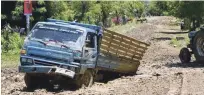  ?? FUENTE EXTERNA ?? Gobierno. Los trabajos de la carretera fueron iniciados, pero luego se retiraron los equipos y la dejaron en peores condicione­s.