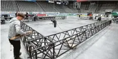  ?? Foto: Ulrich Wagner ?? Umbauarbei­ten im Eisstadion. Die Eishockeys­pieler pausieren, dafür wird jetzt ge boxt.