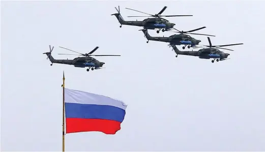  ?? AP PHOTO/ALEXANDER ZEMLIANICH­ENKO JR. ?? Russiske militaerhe­likoptre markerte sigeren i Den andre verdskrige­n søndag 9. mai i år. Men kor mektige er eigentlig russarane?