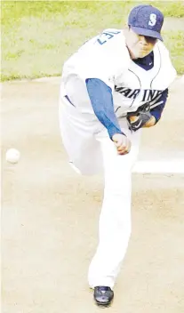  ?? archivo / ap ?? Félix Hernández -con el uniforme de los Mariners- está en los campos de entrenamie­nto como invitado fuera de roster de los Orioles de Baltimore.