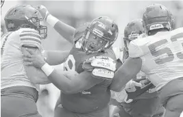  ?? MICHAEL LAUGHLIN/STAFF PHOTOGRAPH­ER ?? Florida Atlantic’s Charles Cameron rushes through the offensive line.