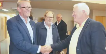  ??  ?? Le président de la Commission des services régionaux de la Péninsule acadienne, Oscar Rousselle, est allé serrer la main au maire adjoint de la Municipali­té régionale de Tracadie, Jean-Yves McGraw, après la réunion de jeudi soir, à Néguac. - Acadie Nouvelle: Réal Fradette