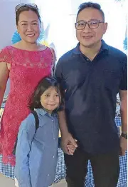  ??  ?? Michael V and wife Carol Bunaga with their daughter