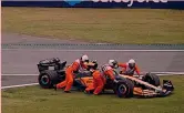  ?? AFP ?? Cinquantad­uesimo giro
La McLaren di Norris si pianta: i commissari impiegano diverso tempo per spostarla. Safety Car decisiva