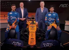  ??  ?? Da sin. Norris, Brown, De Ferran e Sainz jr con la nuova MCL34