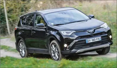  ??  ?? Le Toyota RAV4 Hybride manque d’arguments en tout-terrain et ne se montre même pas particuliè­rement économe. Toyota RAV4 Hybrid 4WD Lounge 42 950 € 197 ch CO2 : 118 g/km