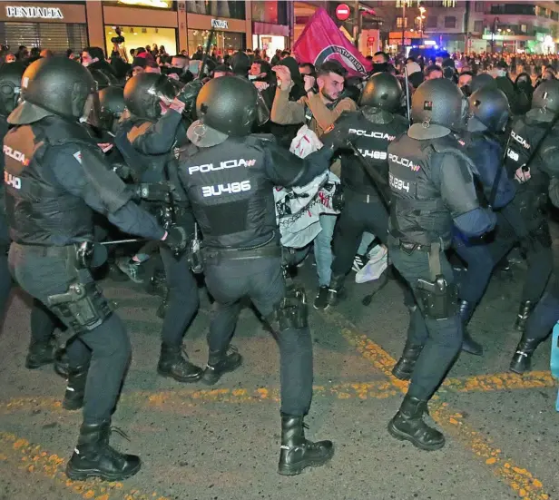  ??  ?? Agentes antidistur­bios de la Policía Nacional cargan anoche en Barcelona