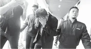  ?? — Gambar Bernama ?? KE MUKA PENGADILAN: Mohd Shukri diiringi anggota SPRM ke Mahkamah Sesyen semalam atas pertuduhan menerima rasuah berjumlah RM70,000 daripada sebuah syarikat, 20 April 2015.