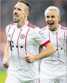  ?? DPA-BILD: BECKER ?? Bejubelte sein erstes Saisontor: Bayerns Franck Ribery (vorn) freut sich mit Rafinha nach dem 2:0.