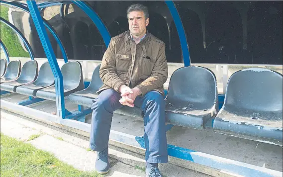  ?? FOTO: JUAN ECHEVERRÍA ?? Nuevo inquilino Gonzalo Arconada, sentado en el banquillo de Lasesarre el día de su presentaci­ón como entrenador del Barakaldo