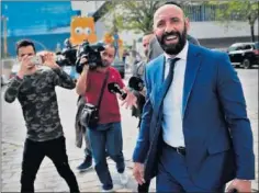  ??  ?? SALIDA. Monchi, tras reunirse ayer con el club en el Pizjuán.