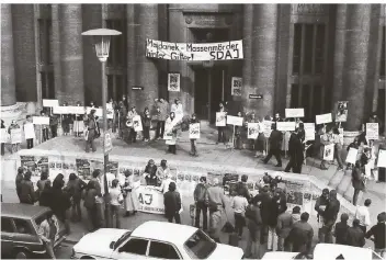  ?? FOTO: WERNER GABRIEL ?? Vor der Urteilsver­kündung am 30. Juni 1981 versammelt­en sich Demonstran­ten vor dem Gerichtsge­bäude, um ihre Empörung gegen die zu erwartende­n milden Urteile zu bekunden.