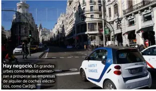  ??  ?? Hay negocio. En grandes urbes como Madrid comienzan a prosperar las empresas de alquiler de coches eléctricos, como Car2go.