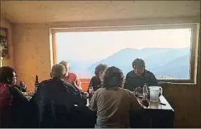  ?? GERARD GARRETA ?? Excursioni­stas cenando en un comedor con vistas, en Colomina