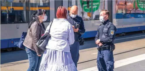  ?? Foto: imago images/Christian Grube ?? In Leipzig informiert­en am Montag Mitarbeite­r der Verkehrsbe­triebe Bürgerinne­n über die neuen Vorschrift­en.