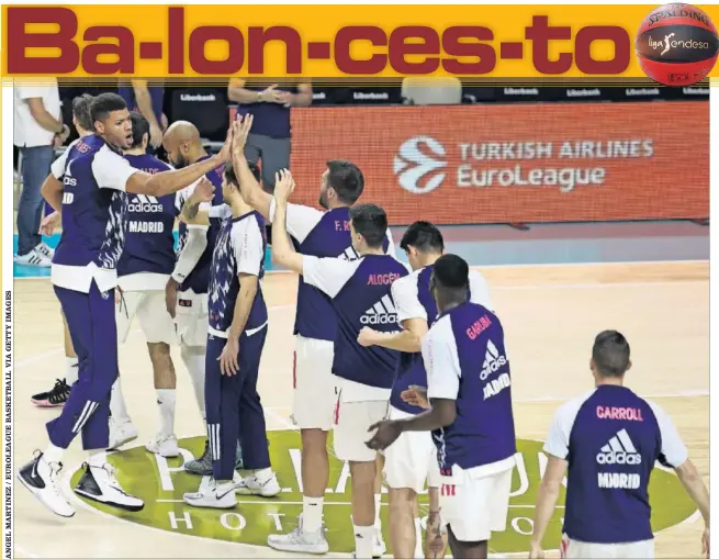  ??  ?? Tavares saluda a sus compañeros del Real Madrid antes del partido de Euroliga de la semana pasada, contra el CSKA de Moscú. El pívot es el jugador clave del equipo blanco.