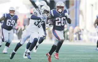  ?? Ap / steven senne ?? El running back de los Patriots de Nueva Inglaterra, Sony Michel (26), se escapa en una carrera y deja atrás al free safety de los Chargers de Los Ángeles, Derwin James (33).