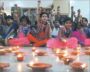  ?? BL SONI ?? Visually challenged students of Kamala Mehta School light up diyas and celebrate a crackerles­s Diwali on the premises of the school in Dadar on Friday.