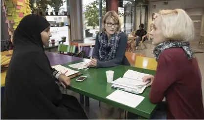  ?? FOTO: NIKLAS TALLQVIST ?? MåNGKULTUR­ELLT DAGCENTER. Khadija Abdisalan, Nora Repo och Eva Kuhlefelt tar lyra på dem som hamnar ut i kylan.