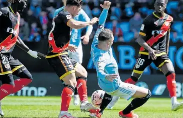  ?? ?? Iago Aspas cae en el área tras un toque del Pacha Espino. El Celta reclamó penalti.