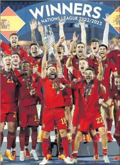  ?? ?? Jordi Alba levanta el trofeo de la última Nations League.