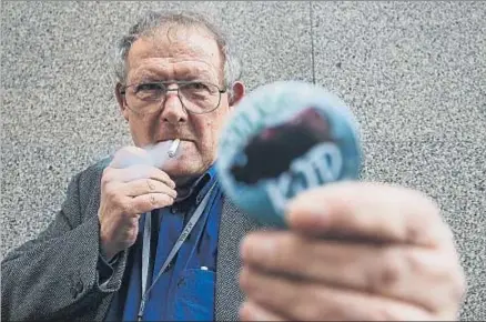  ?? DANI DUCH ?? Michnik muestra una chapa del movimiento KOD que moviliza a la sociedad civil contra el Gobierno