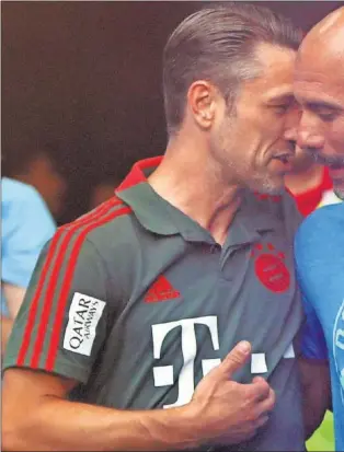 ??  ?? DE FUERA. Guardiola, técnico del Manchester City, saluda a Niko Kovac, del Bayern de Múnich; dos de los entrenador­es extranjero­s en la Premier y la Bundesliga.