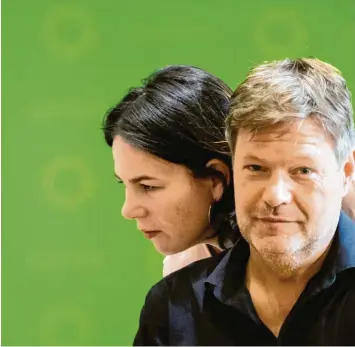  ?? Foto: Kay Nietfeld, dpa ?? Grünen-Chefs Annalena Baerbock und Robert Habeck: Im politische­n Berlin ist seit langem bekannt, über welches politische Talent die verheirate­te Mutter zweier Töchter verfügt.