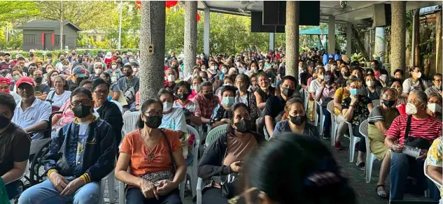  ?? PHOTOGRAPH COURTESY OF TZU CHI FOUNDATION ?? PATIENTS queue up for free eye treatment at the Tzu Chi Eye Center Friday.