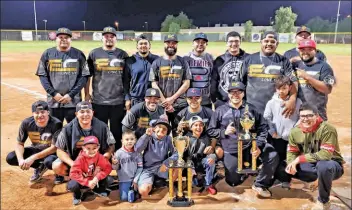  ??  ?? eL eqUiPo eC Line UP, campeón del torneo de softbol varonil de San Luis, luego de la final celebrada el 21 de noviembre.