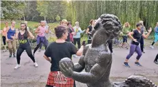  ?? ARCHIVFOTO: LBER ?? Als „Sport im Park“2017 getestet wurde, gehörte Zumba im Stadtgarte­n zu den besonders gefragten Angeboten.