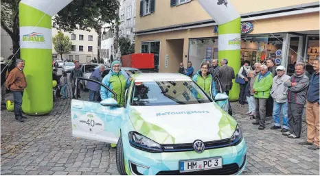  ?? FOTOS: KARL-HEINZ SCHWEIGERT ?? Hier stimmt auch das Outfit: Zwei Frauen aus Hameln in Niedersach­sen mit dem E-Golf. Sie nehmen an der „Wave-Tour“teil.