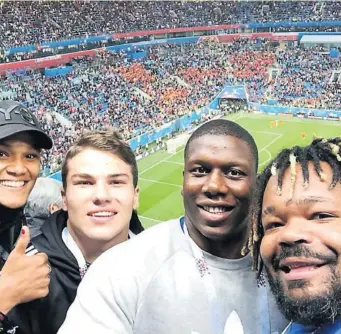  ?? Photos DR ?? Accompagné­s de la footballeu­se Wendie Renard, Antoine Dupont, Yacouba Camara et Mathieu Bastareaud (de g. à d.) n’ont pas boudé leur plaisir d’assister à la victoire des Bleus, comme ce selfie posté par le capitaine du XV de France sur les réseaux sociaux en témoigne.